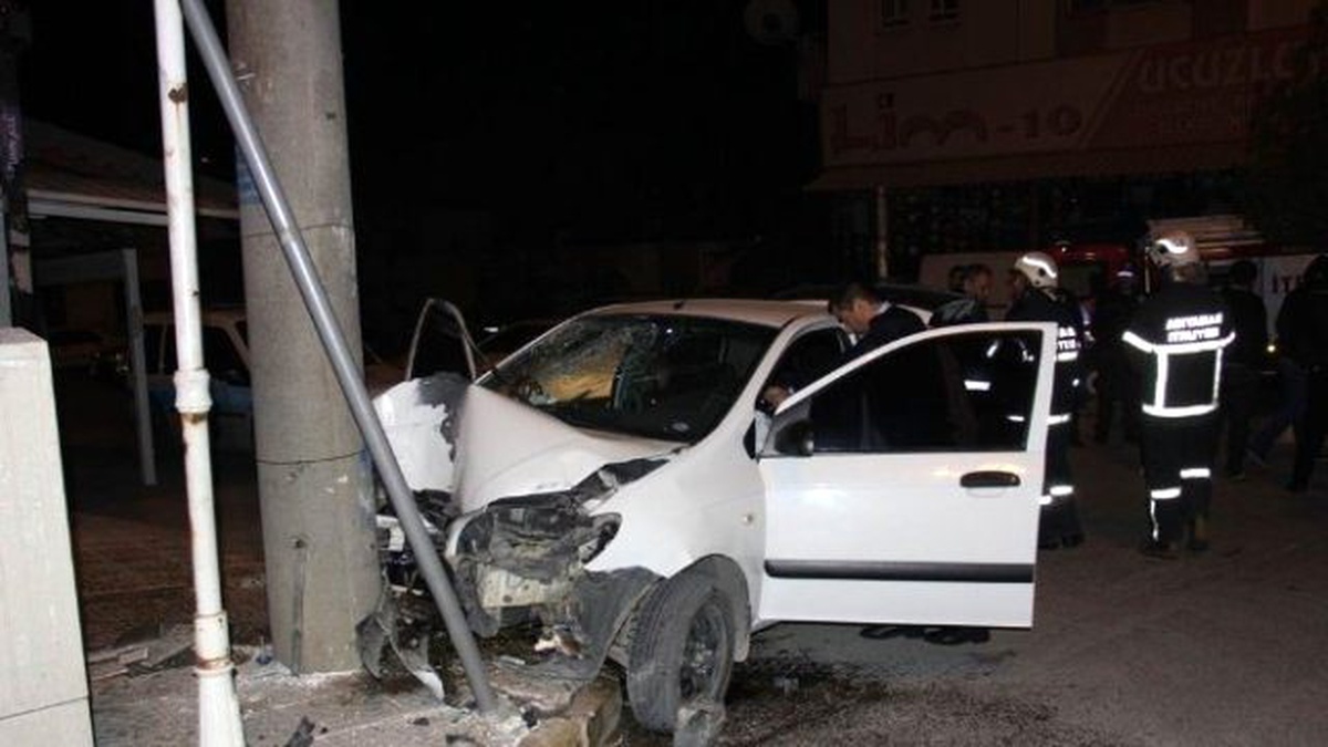 Otomobil Elektrik Direğine Çarptı: 4 Yaralı