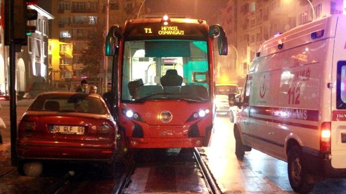 Otomobiliyle \'İpekböceği\'ne Çarptı