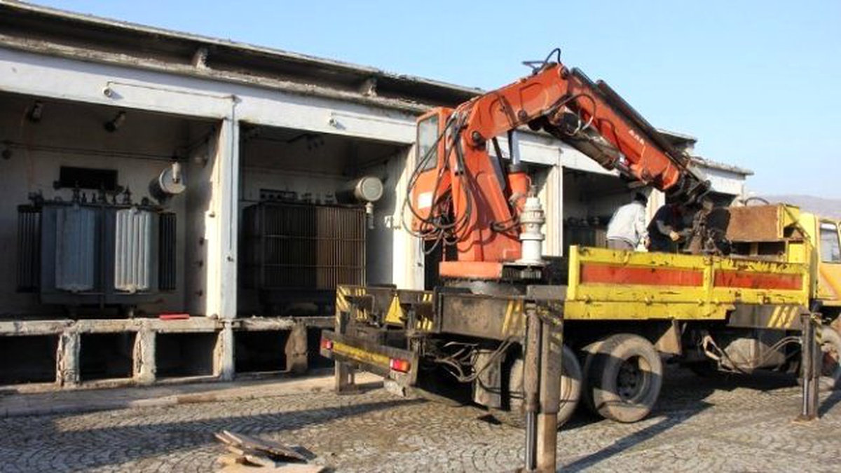 Seka\'daki Trafo Binasında Söküm Çalışmalarına Başlandı