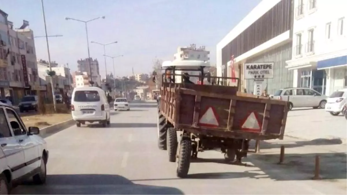 Tekerleksiz Trafiğe Çıkan Traktör Şaşkınlık Yarattı