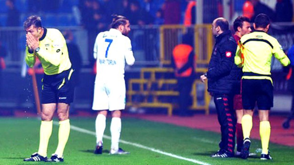 Trabzonspor Maçında Hakem, Hava Kirliliği Nedeniyle Su Molası Verdi