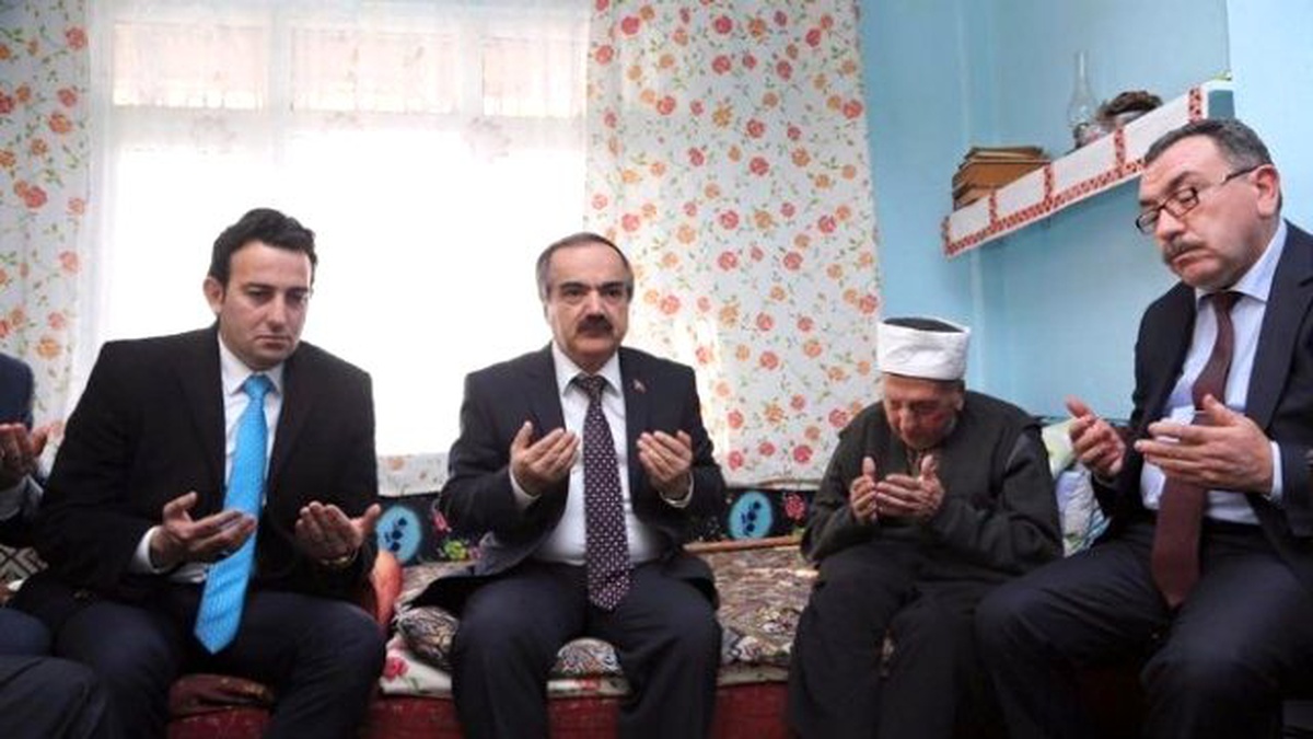 Vali Coş\'tan Hafız Hüseyin Avni Işık\'a Ziyaret