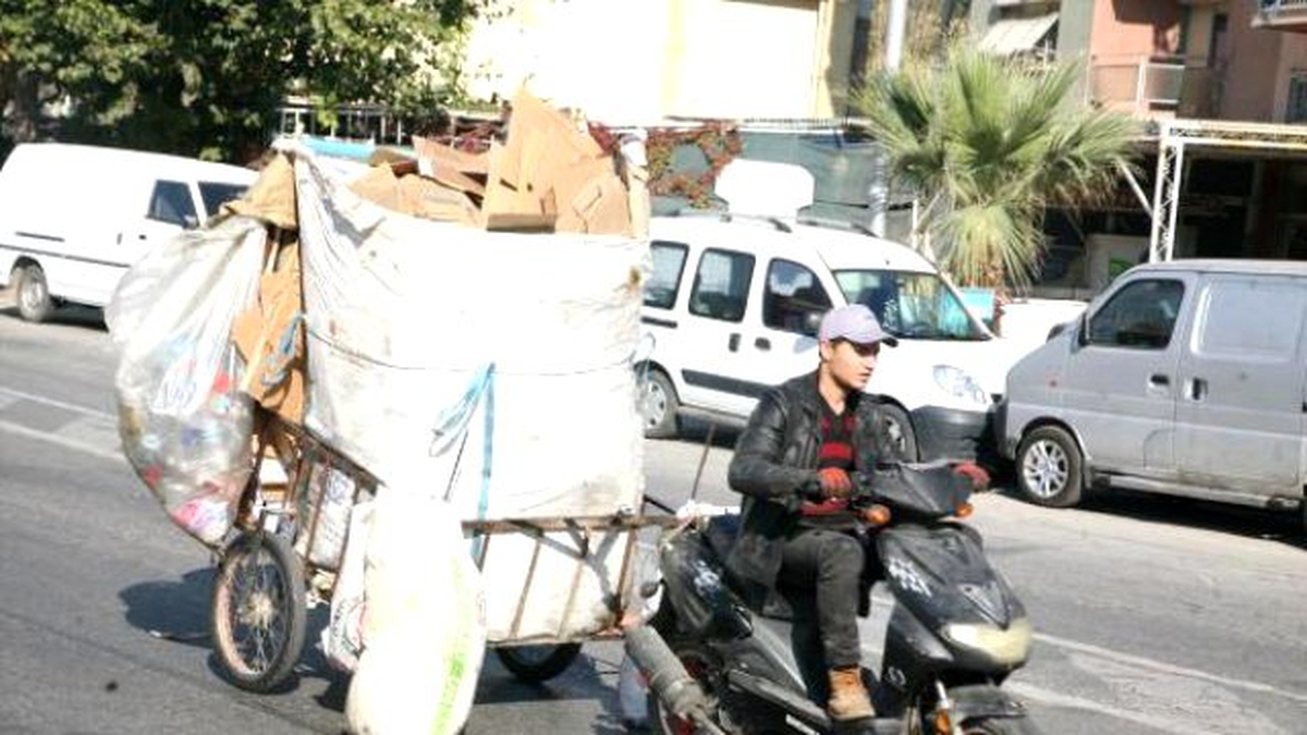 80\'lik Nine De, 10 Yaşındaki Çocuk da Hurda Topluyor