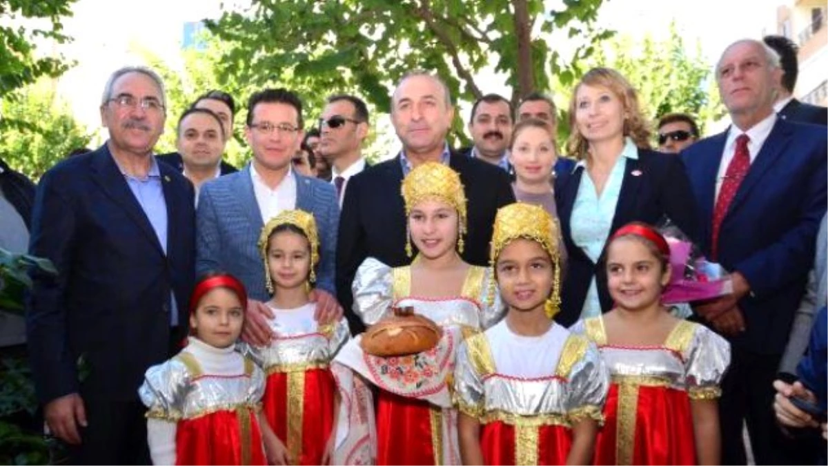 Antalya\'daki Ruslar, Çavuşoğlu\'na Hürrem Sultan Tablosu Hediye Etti