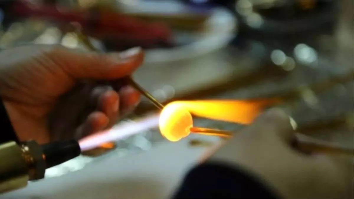 Atık Camlar Maharetli Ellerde Sanata Dönüşüyor