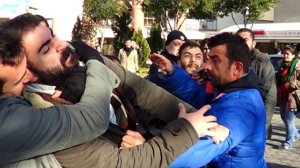 Çanakkale\'de İzinsiz Yürüyüş Yapan Gruba Polis Müdahalesi: 20 Gözaltı