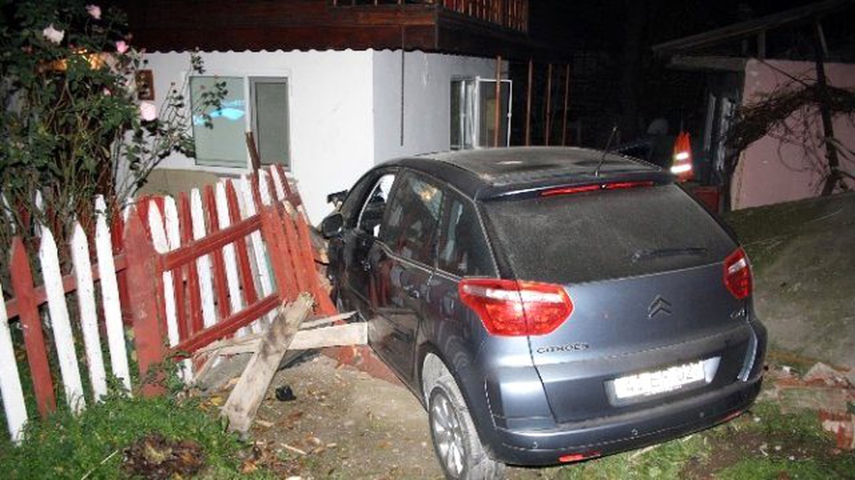 Evin Bahçesine Uçan Otomobil Korku Yaşattı
