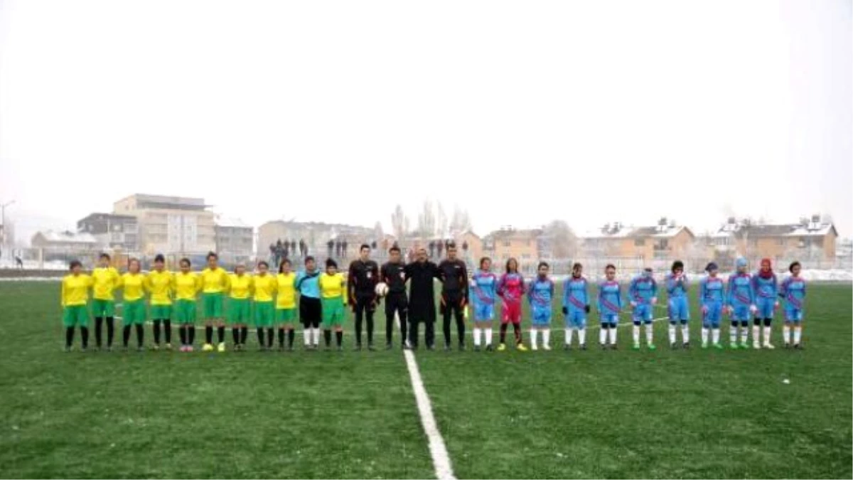 Futbolcu Kızlar, Yedek Kulübesinde Ateş Yakarak Isındı