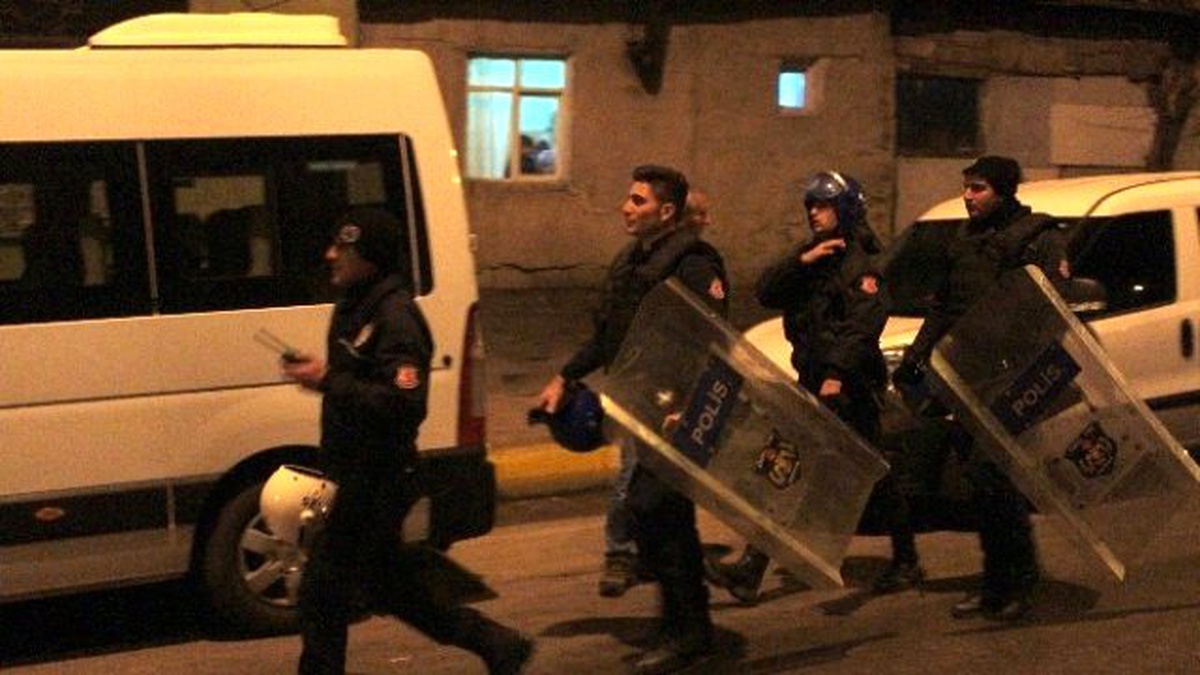 İki Aile Arasında Çıkan Kavgada 1 Polis Yaralandı, 10 Kişi Gözaltına Alındı