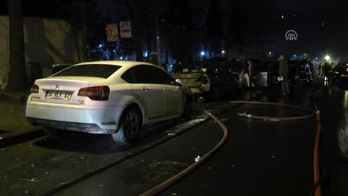 İstanbul'da 15 Araç Kundaklandı