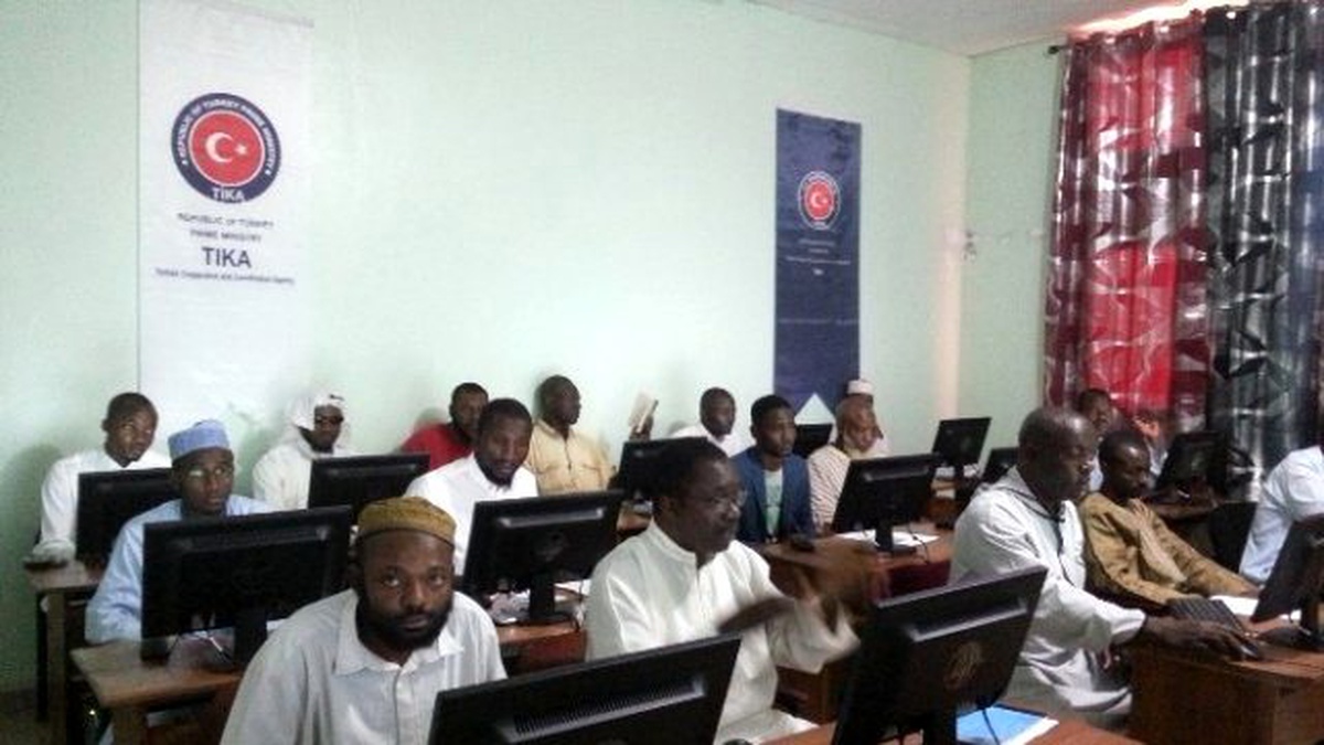 Kamerun\'da Acec Derneğinin Kültür Merkezine Bilgisayar Sınıfı Kuruldu