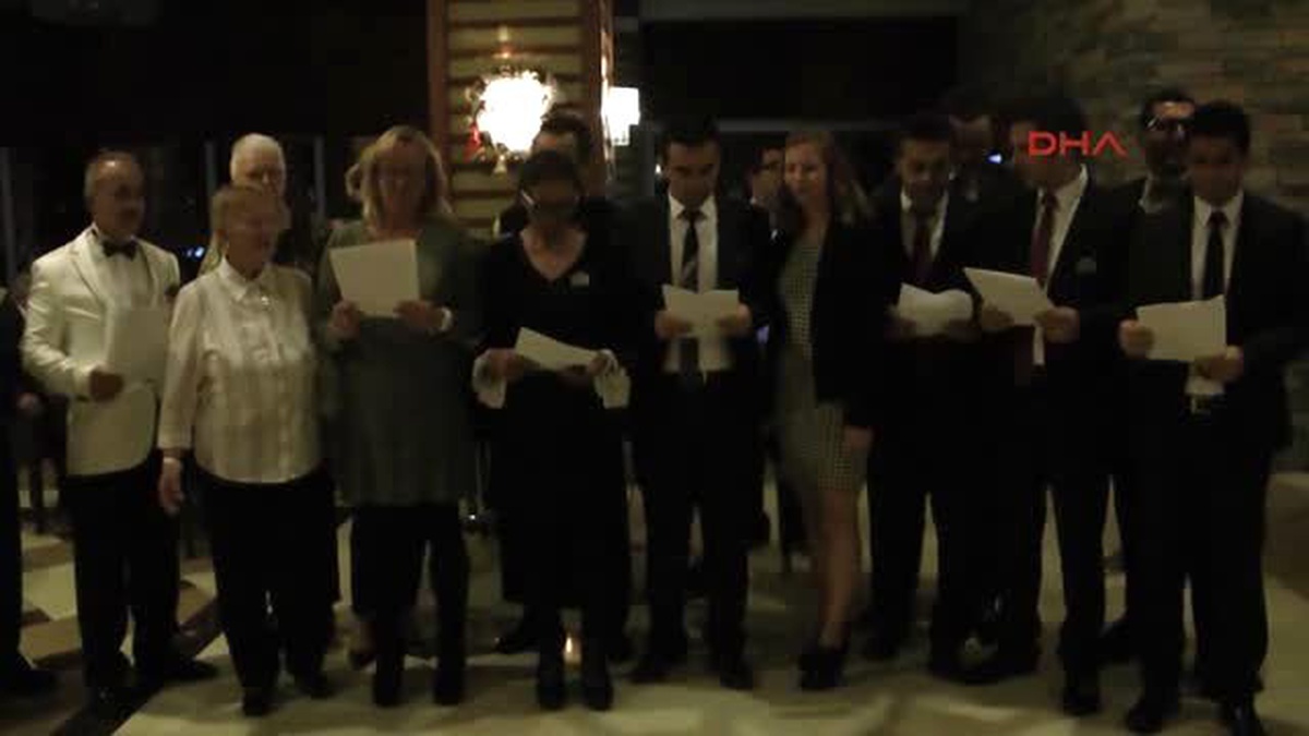 Kemer Noel Partisi\'nde \'Müdür Korosu\' Şarkı Söyledi
