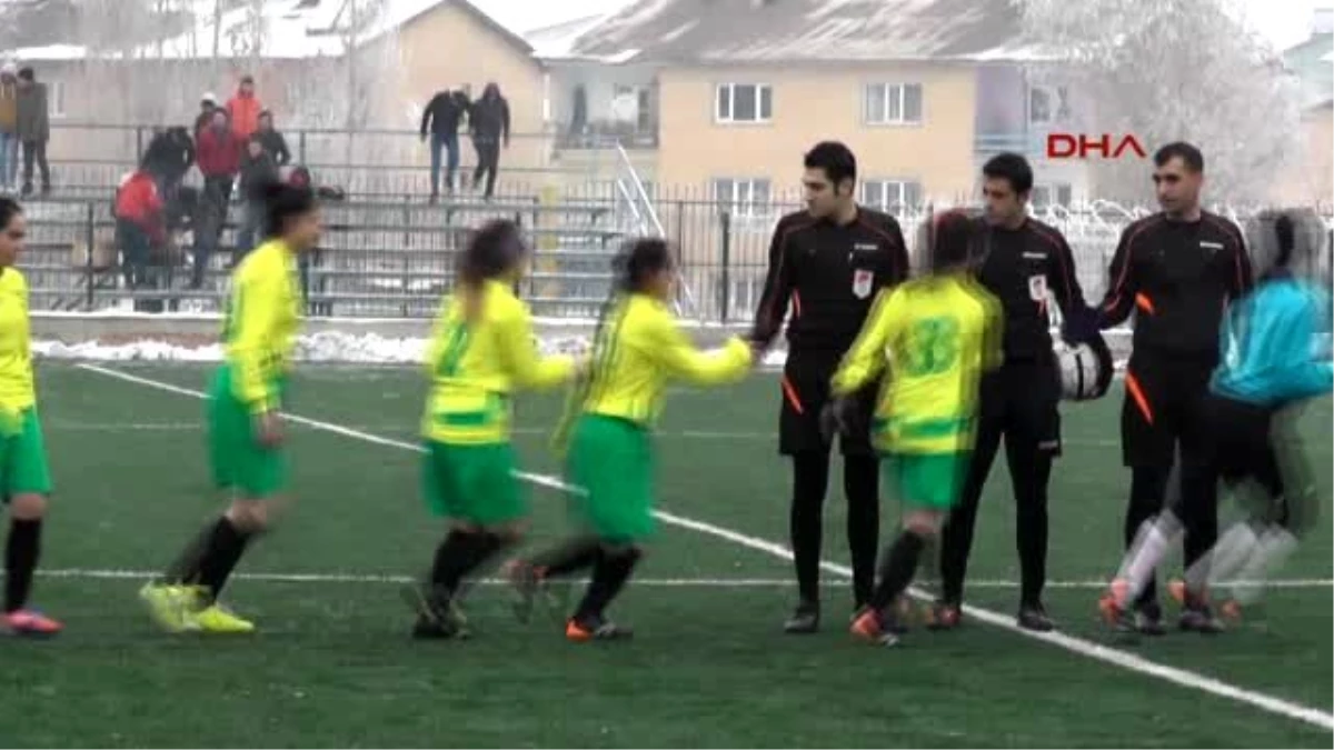 Muş Futbolcu Kızlar Yedek Kulübesinde Ateş Yakarak Isındı