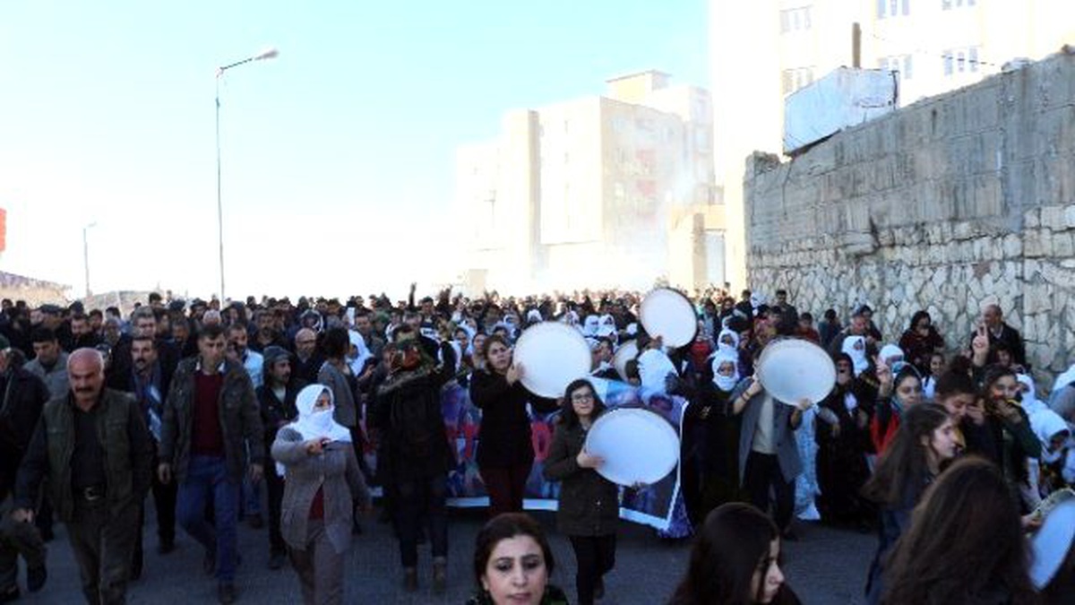 Şırnak\'ta Hdp ve Dbp\'nin İzinsiz Yürüyüşüne Polisten Müdahale
