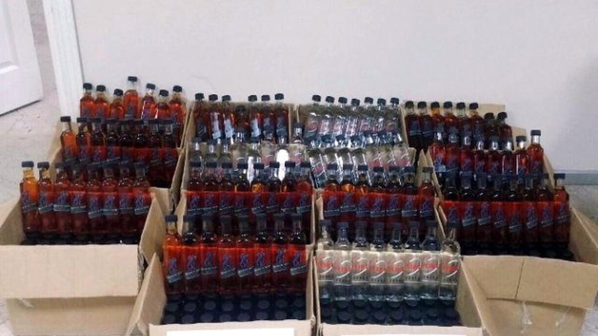 Zeytinburnu\'nda 700 Şişe Sahte İçki Ele Geçirildi