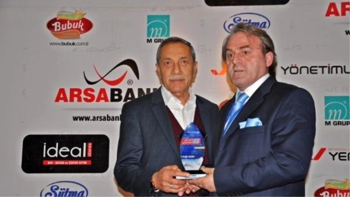 Başkan Özdemir, Yılın Yerel Yöneticileri Dalında Ödül Aldı