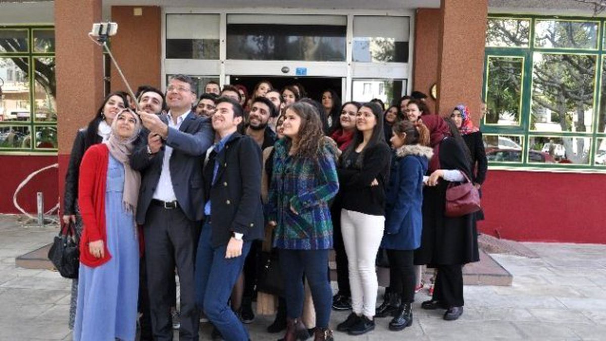 Başkan Turgut, Üniversiteli Öğrencilerle Kahvaltıda Buluştu