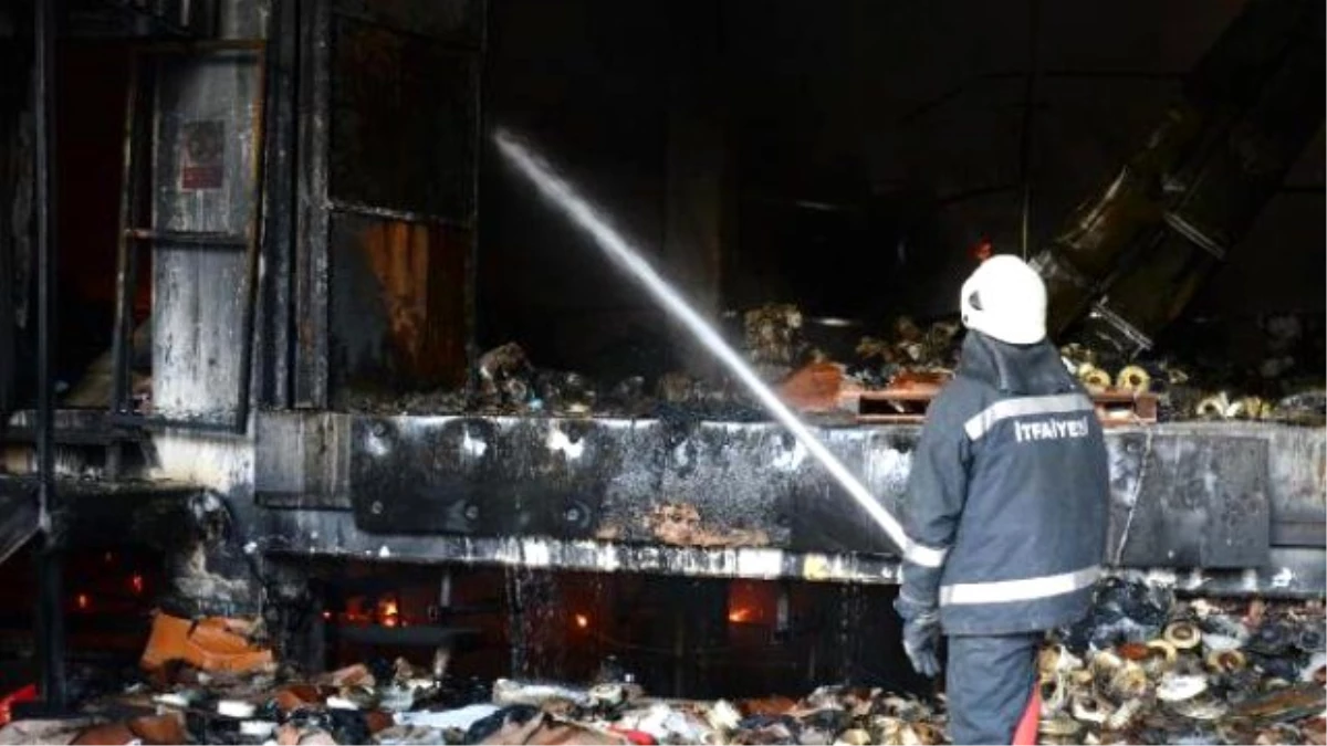 Bursa\'daki Tekstil Fabrikası Yangınında 30 Milyon Liralık Zarar