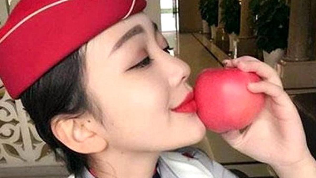 Yeni Trend! Hosteslerin Öptüğü Elmalar İnternette Satılıyor