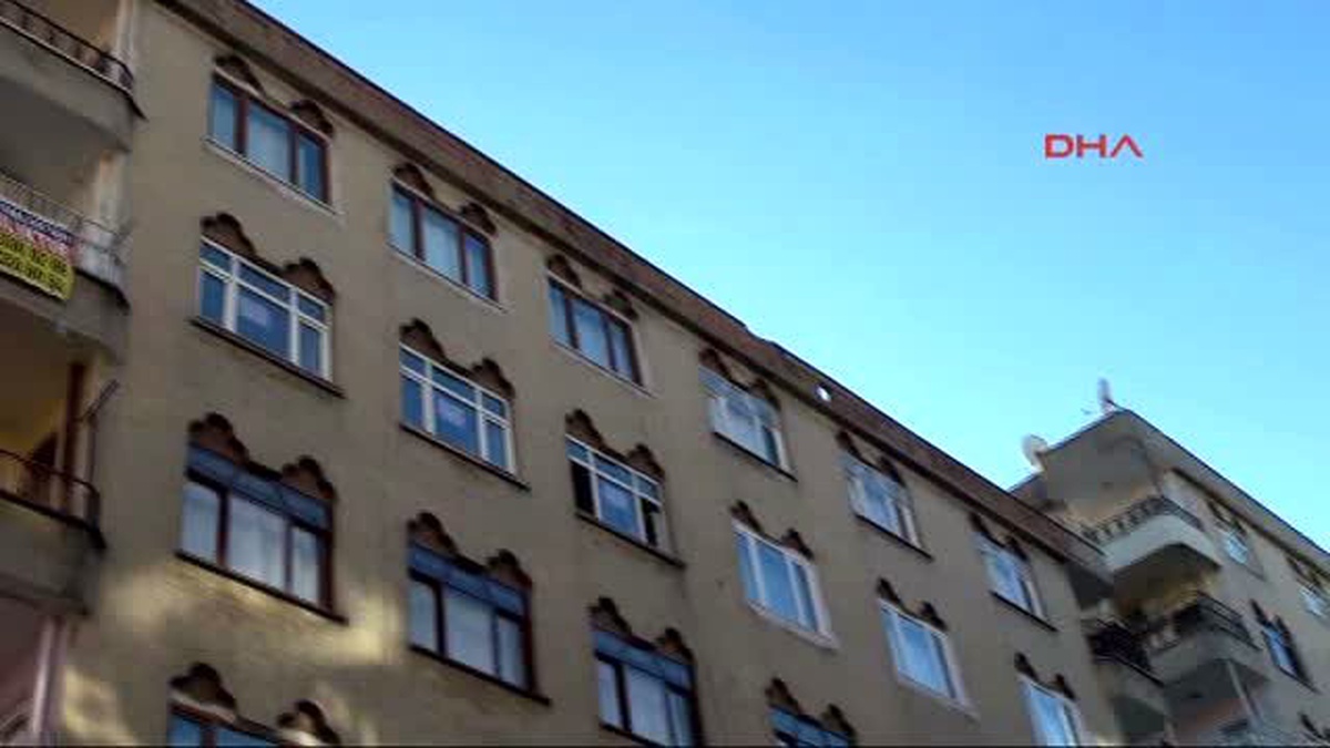 Diyarbakır\'da Binaya İsabet Eden Cisim Panik Yarattı
