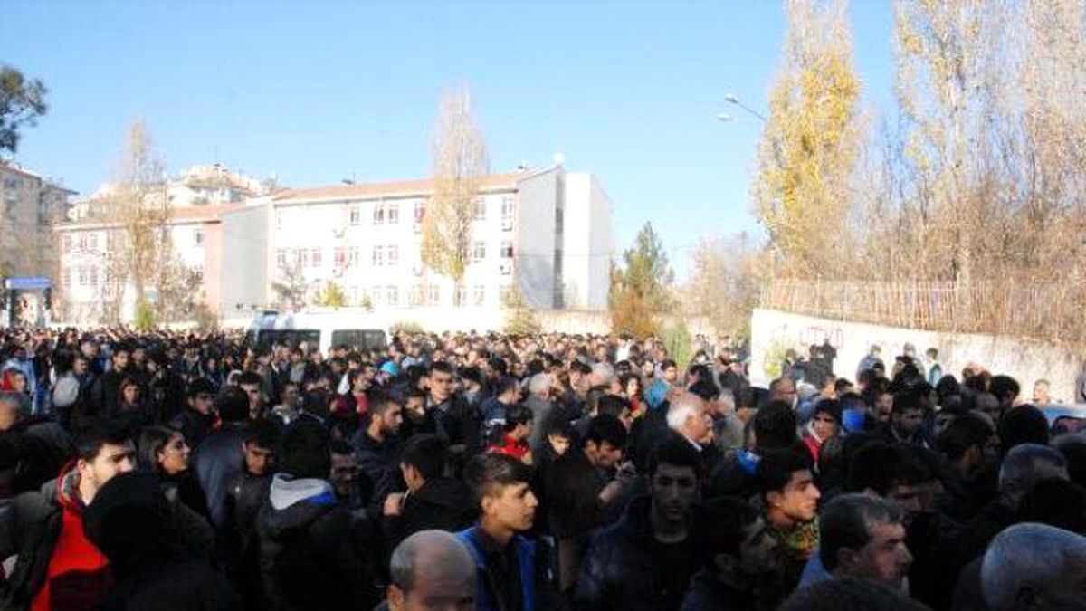 Diyarbakır Savaş Alanına Döndü! Taşlar ve Gaz Fişekleri Havada Uçuştu