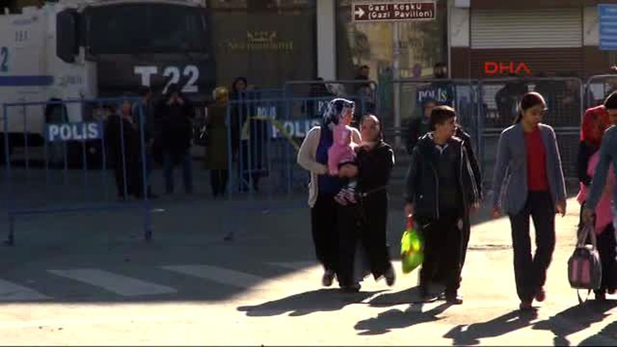 Diyarbakır Sur\'da Çatışma: 9 Güvenlik Görevlisi Yaralı