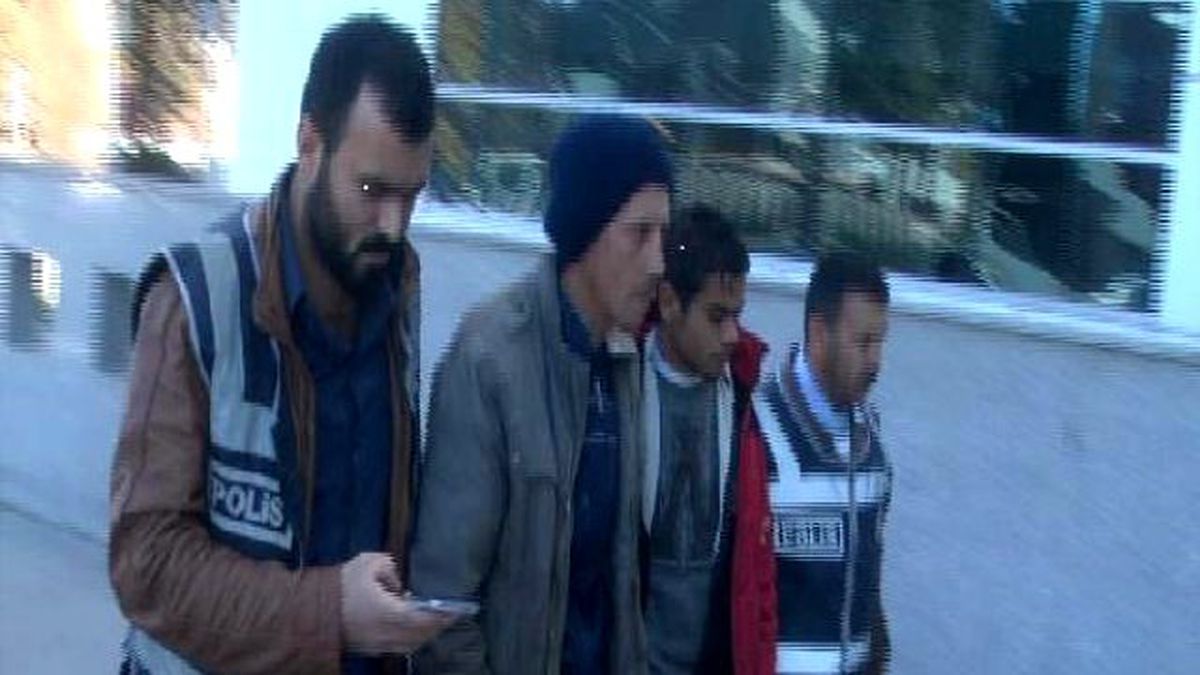 Hastane Bahçesinden Demir Çalan 6 Suriyeli Yakalandı
