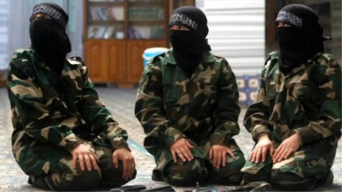 IŞİD'li Kadın Teröristler Bebeğini Emziren Anneyi Öldürdü