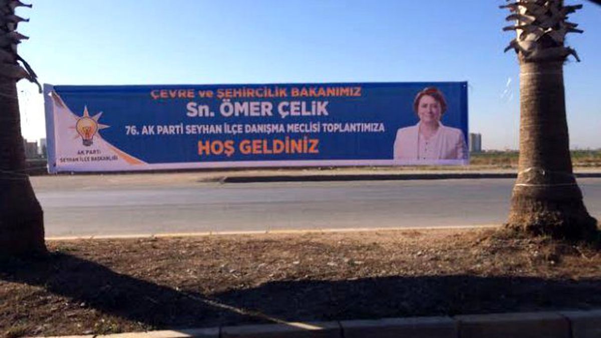 Kadın Bakanı 'Ömer Çelik' Yazılı Pankartla Karşıladılar