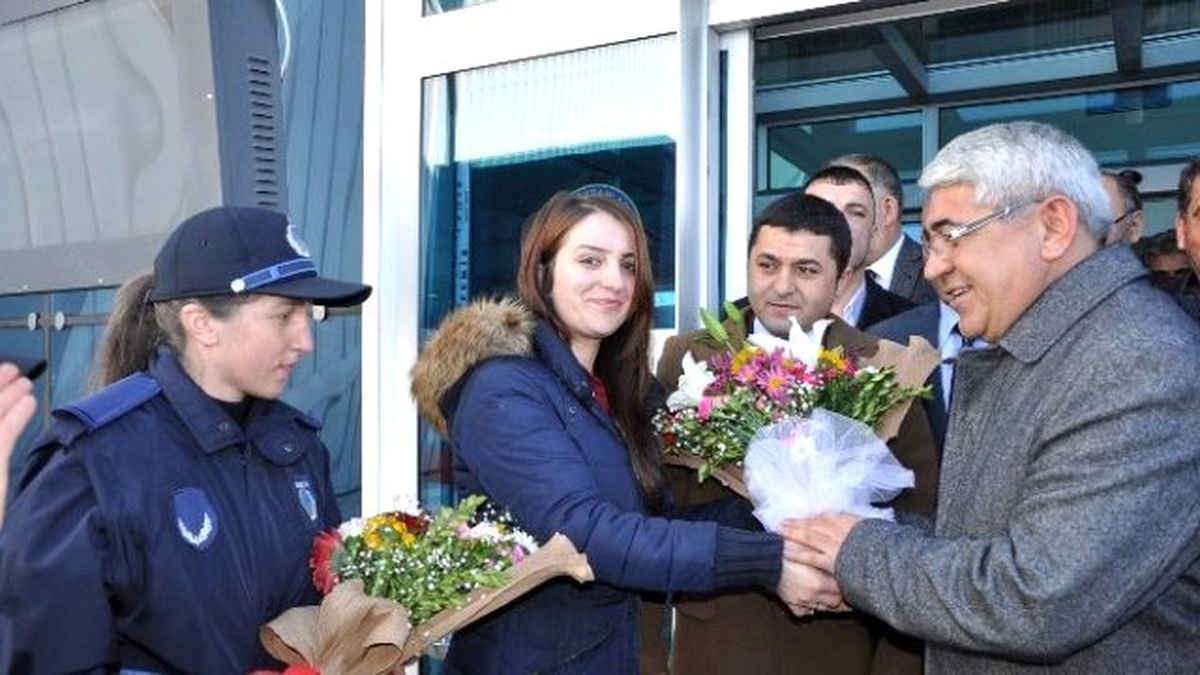 Kars\'ın Belediye Başkanını Karslılar Bağrına Bastı