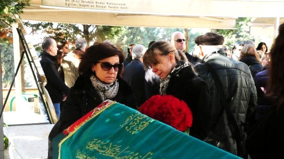 Kızı Tarafından Öldürülen Banka Yöneticisi Kadın Son Yolculuğuna Uğurlandı