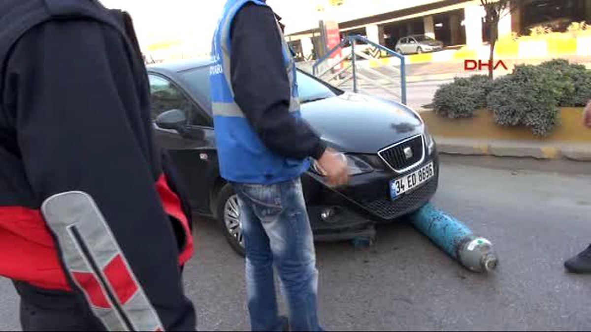 Kocaeli Kamyonetten Düşen Oksijen Tüpü Otomobilin Altına Girdi