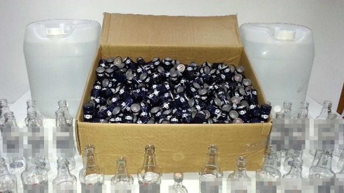 Kuaför Salonunda 2 Bidon Sahte İçki Ele Geçirildi