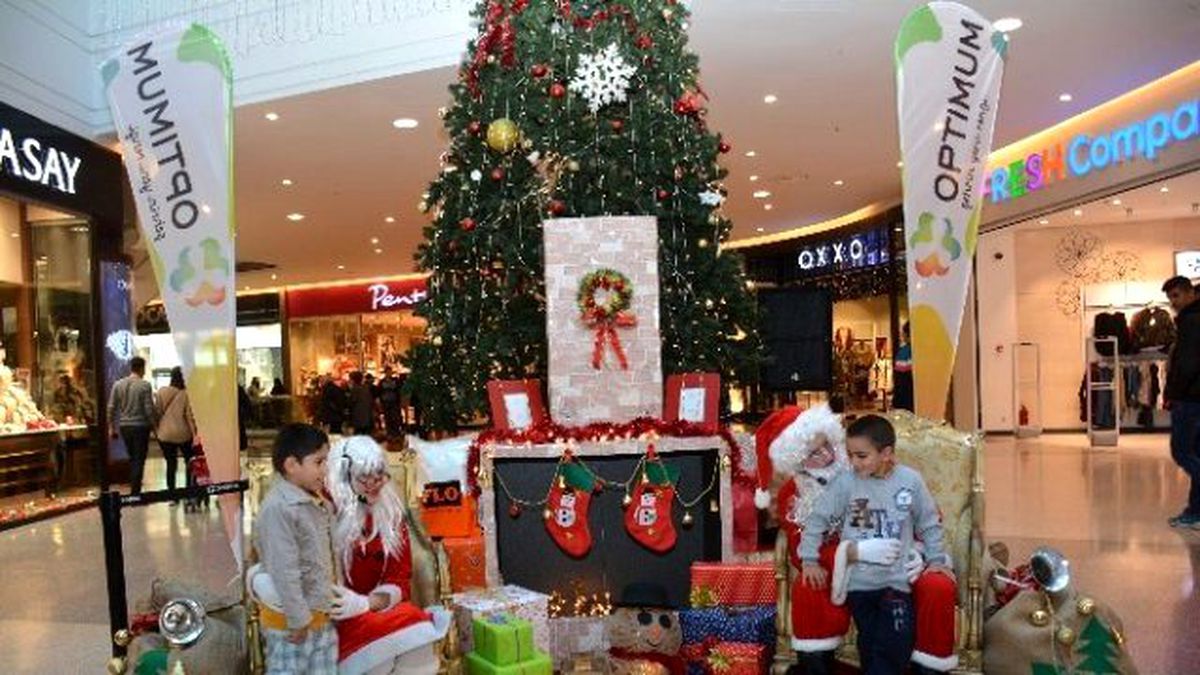 Noel Baba Çocuklara Yılbaşı Hediyesi Dağıttı