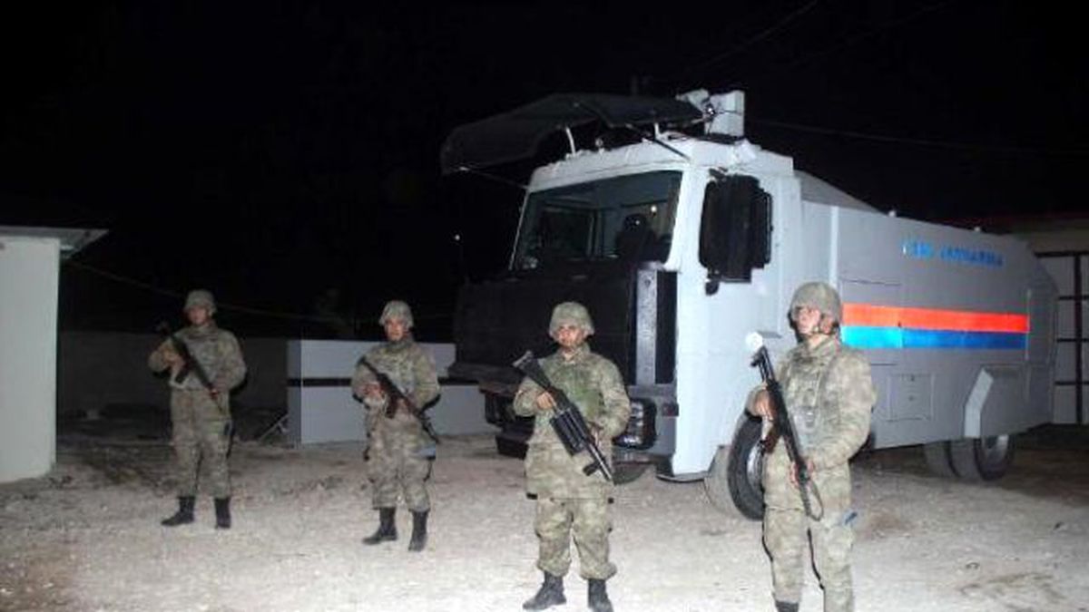 Şanlıurfa\'da Ev Yakmaya Giden Kadınları Jandarma Engelledi (2)