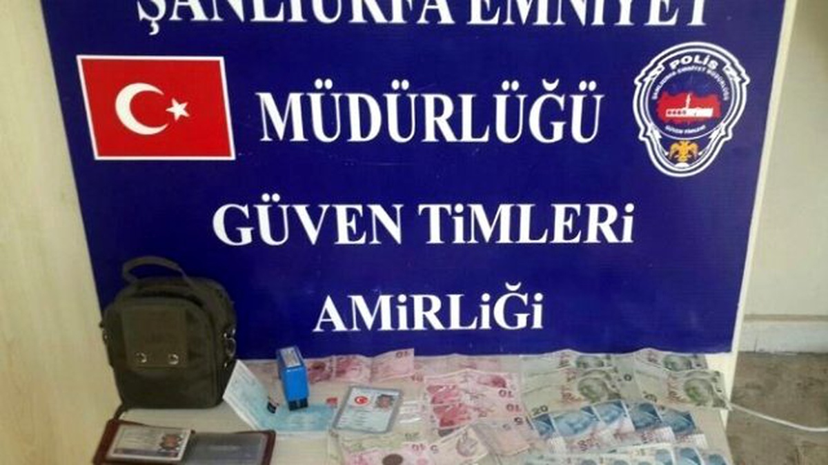 Şüpheli Otomobilden Esrar, Para ve Çekler Çıktı