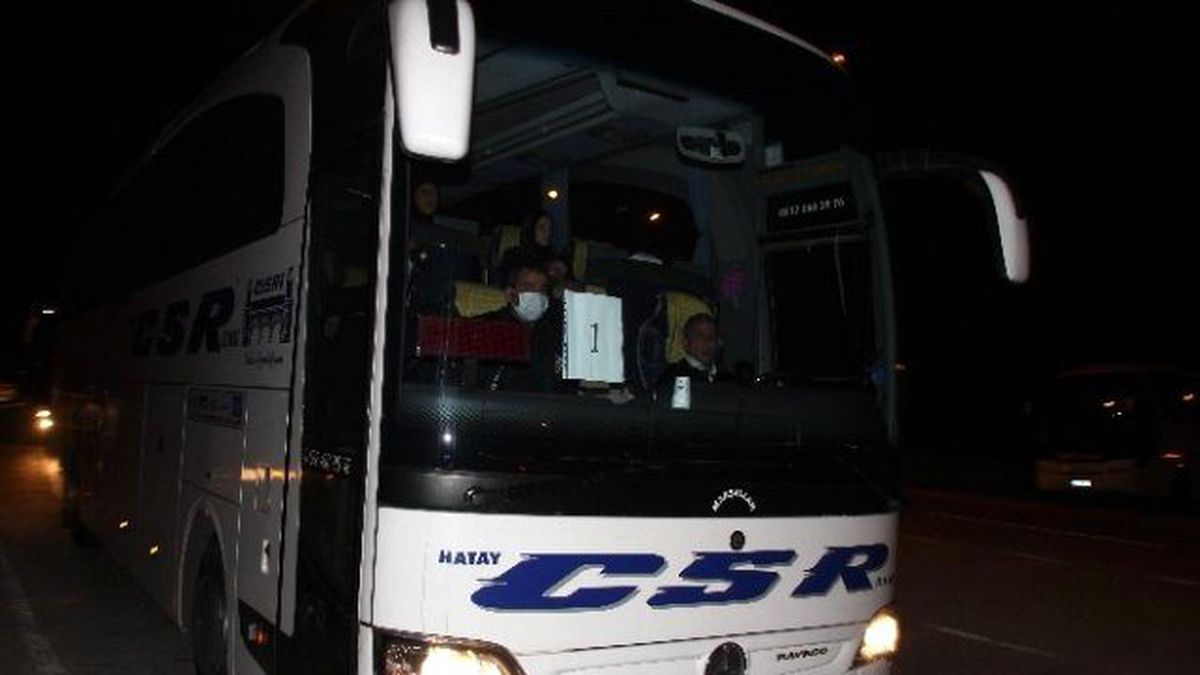 Suriye\'de Takas Edilen 338 Şii Lübnan\'a Gönderilmek Üzere Hatay Havaalanı\'na Getirildi