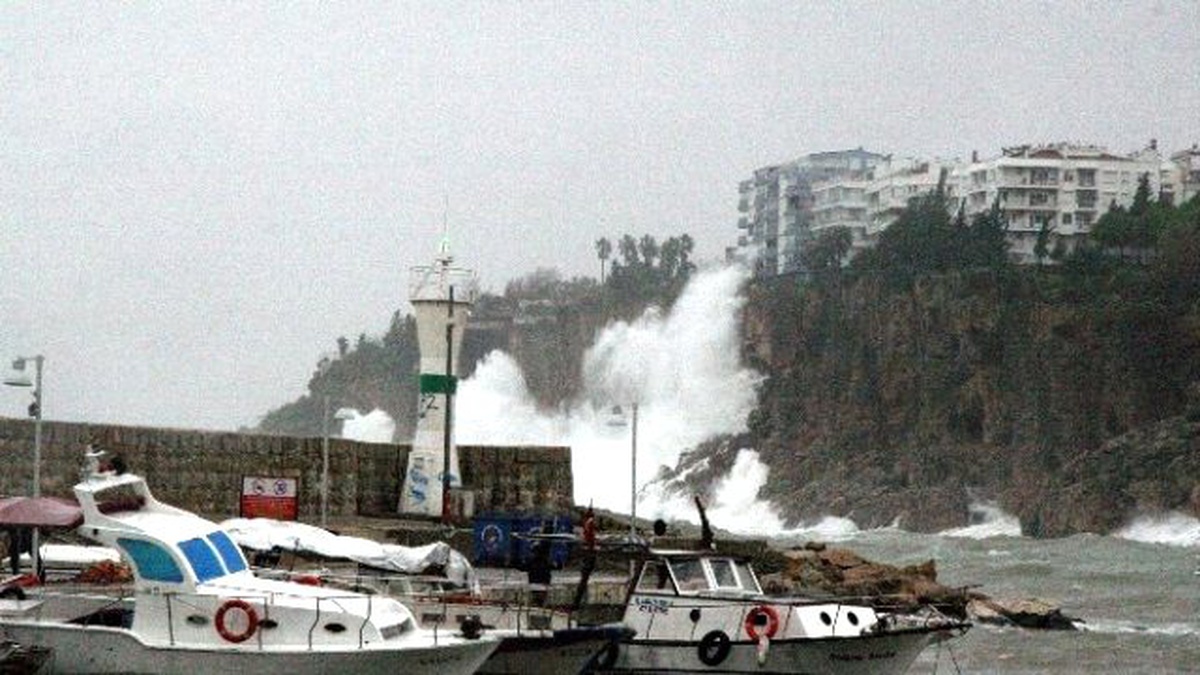 Antalya Körfezi\'nde Fırtına Uyarısı