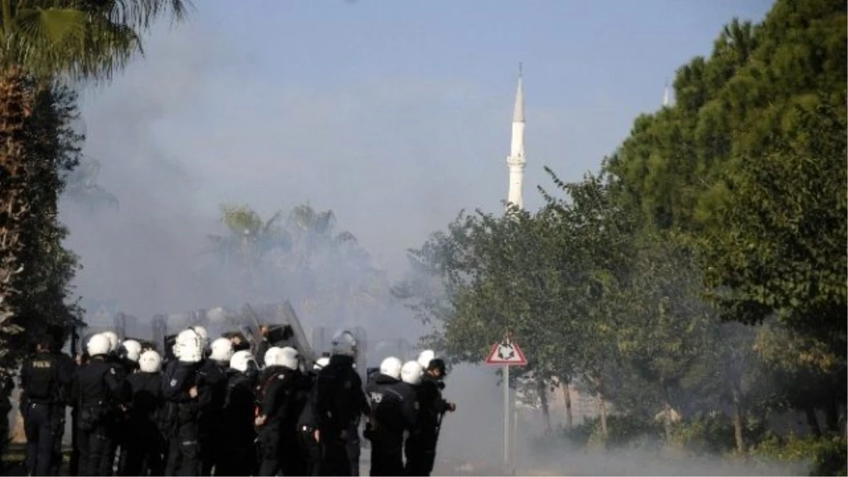 Aü\'de Uludere Olayını Protesto Eden Gruba Polis Müdahalesi