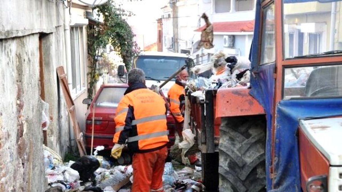 Ayvalık Belediyesi Temizlik Ekipleri Çöp Evi Boşalttı