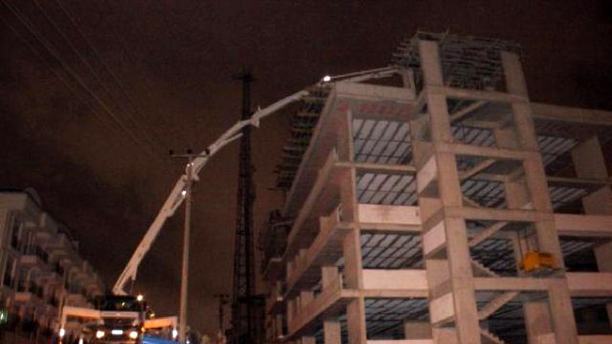 Beton Pompası Elektrik Tellerine Temas Edince 2 İşçi Akıma Kapılıp Yaralandı