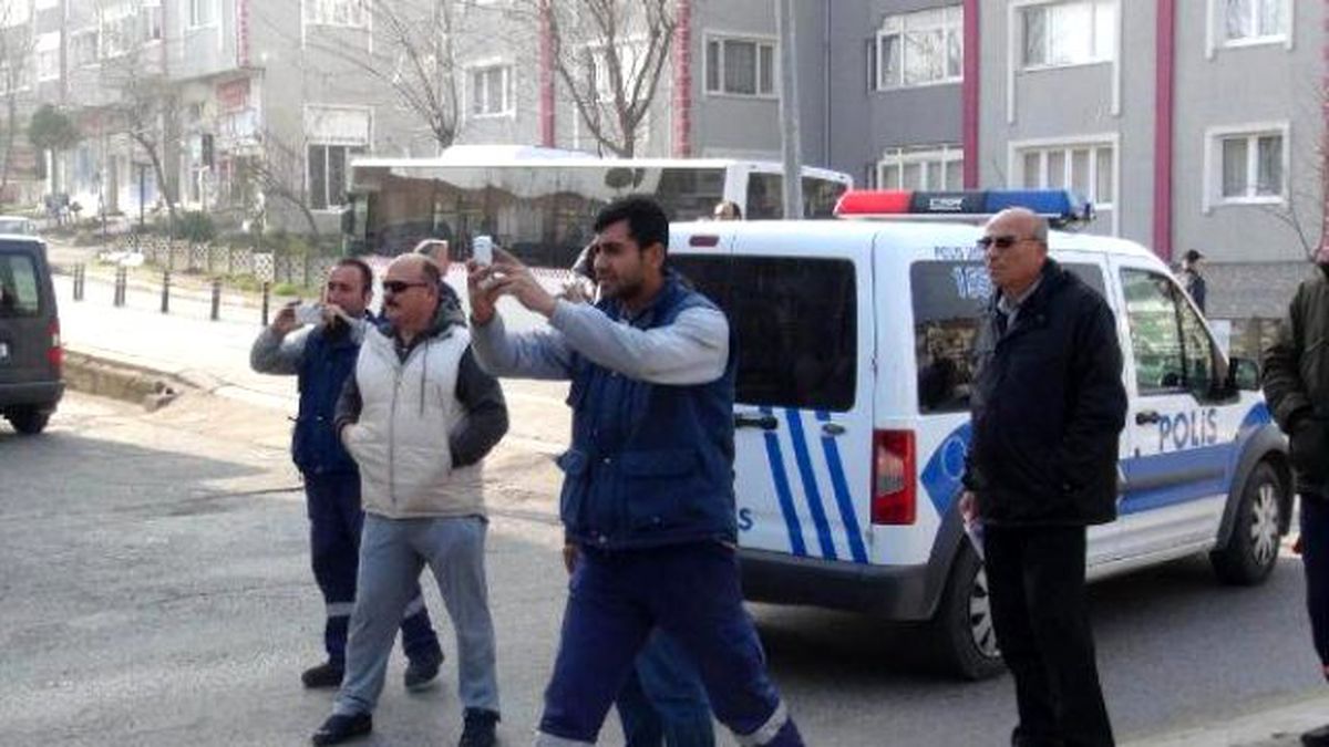 Bomba Korkusu Bile Cep Telefonuyla Fotoğraf Çekme Merakını Engellemedi