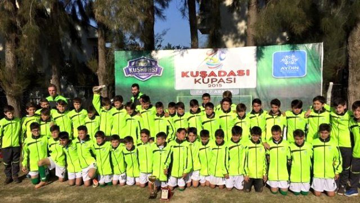 Büyükşehir\'in Minik Yıldızları Kupayla Döndü