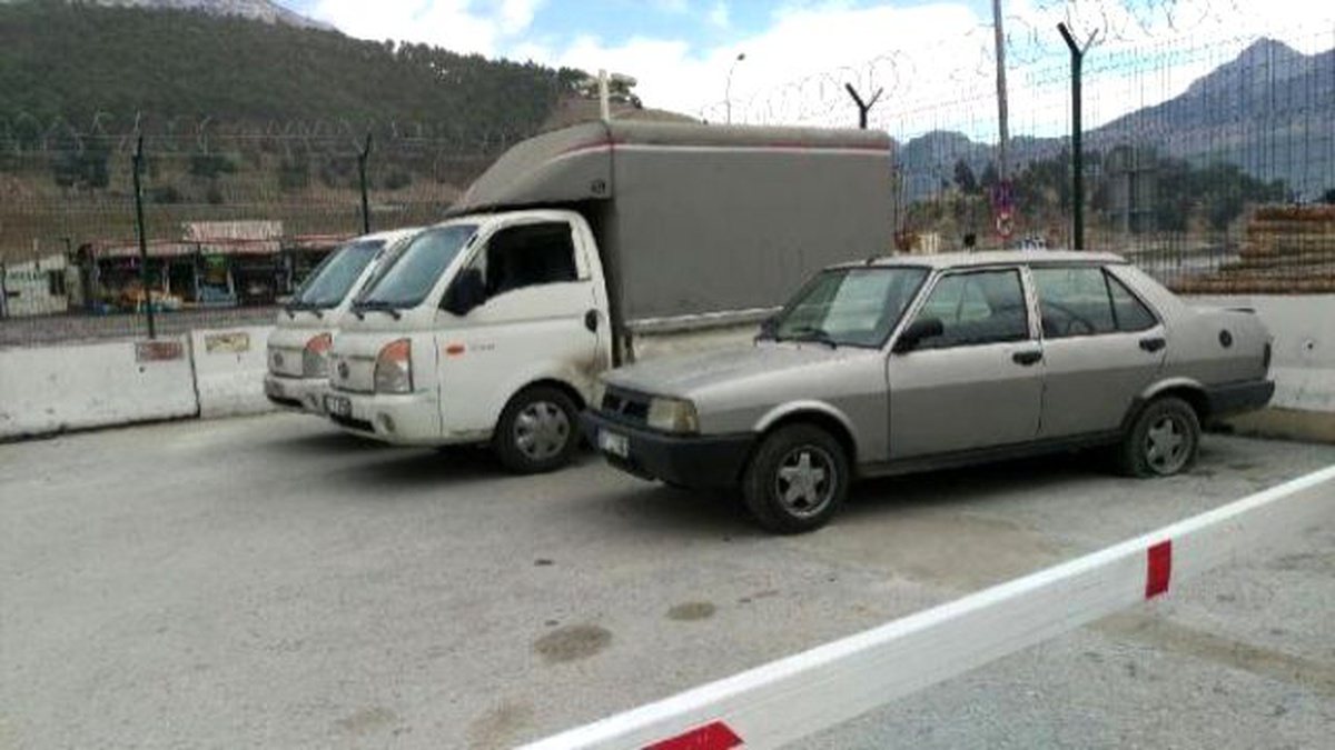 Çaldıkları Kamyonetleri Suriye\'ye Götürmek İsterken Yakalandılar