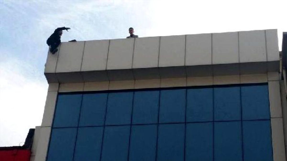Çatıda İntihara Kalkışan Genci Polis Kurtardı