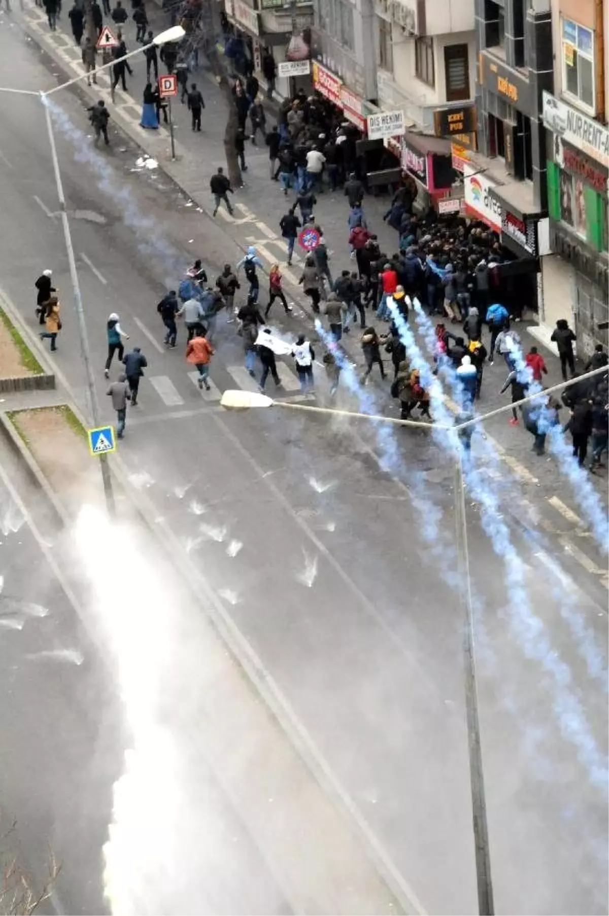 Diyarbakır\'da Sokağa Çıkma Yasağını Protestoda Olaylar Çıktı