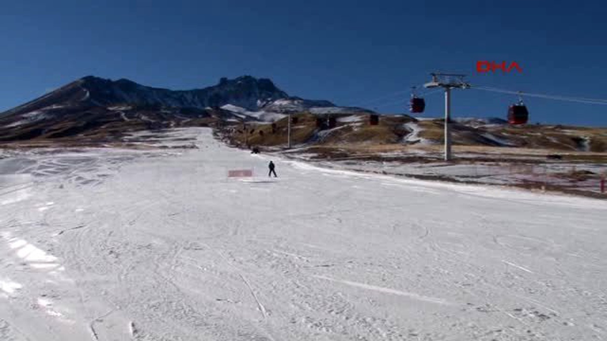 Erciyes\'te Yılbaşında Suni Karla Kayak
