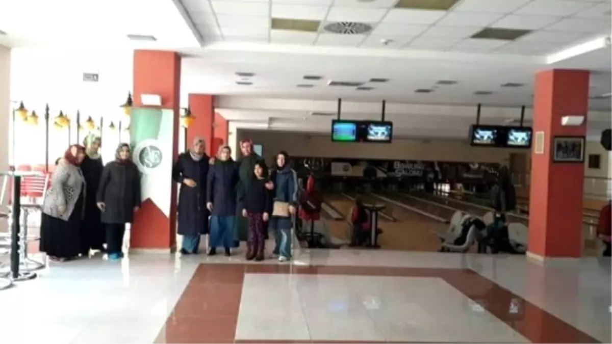 Erzurum Aktif Eğitim Sen Kadın Kolları Bowling\'de Buluştu