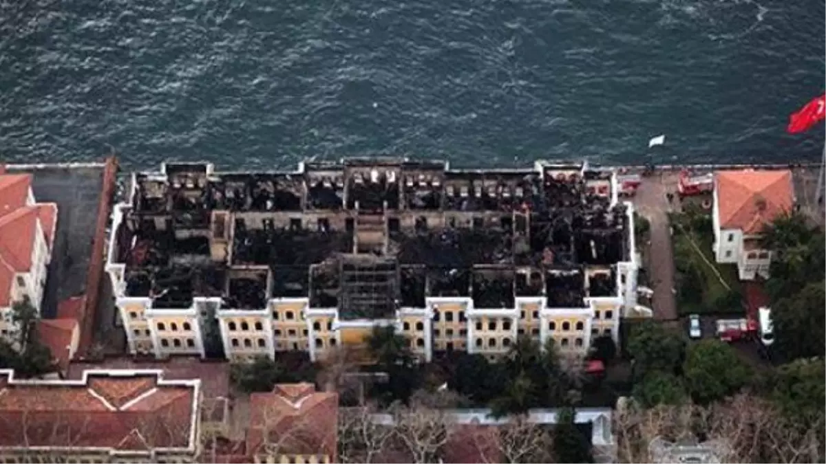 Historic University Building İn Istanbul Awaits Restoration Three Years After Fire