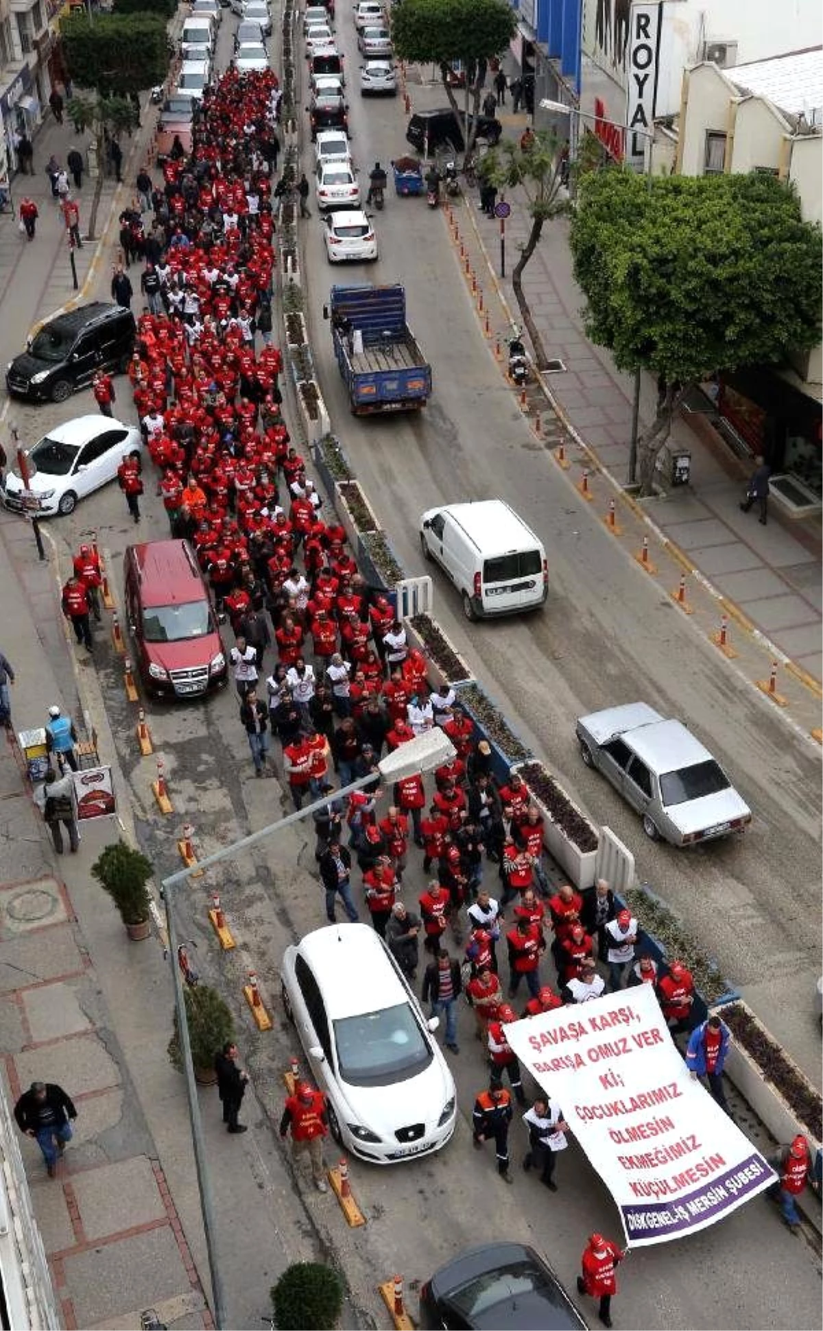 Mersin\'de Sokağa Çıkma Yasağı ve Ölümleri Yürüyerek Protesto Ettiler